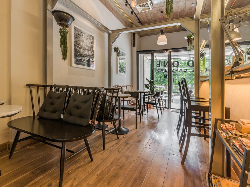 Good One Poshtel & Cafe Bar Hostel Bangkok Bagian luar foto