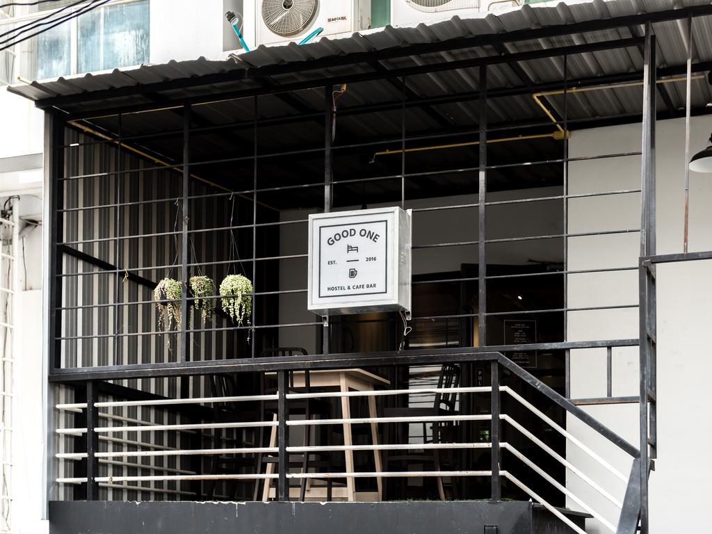 Good One Poshtel & Cafe Bar Hostel Bangkok Bagian luar foto
