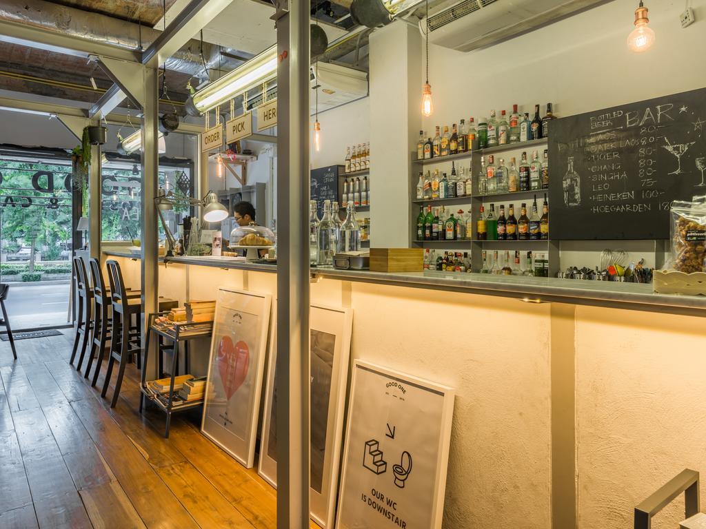 Good One Poshtel & Cafe Bar Hostel Bangkok Bagian luar foto