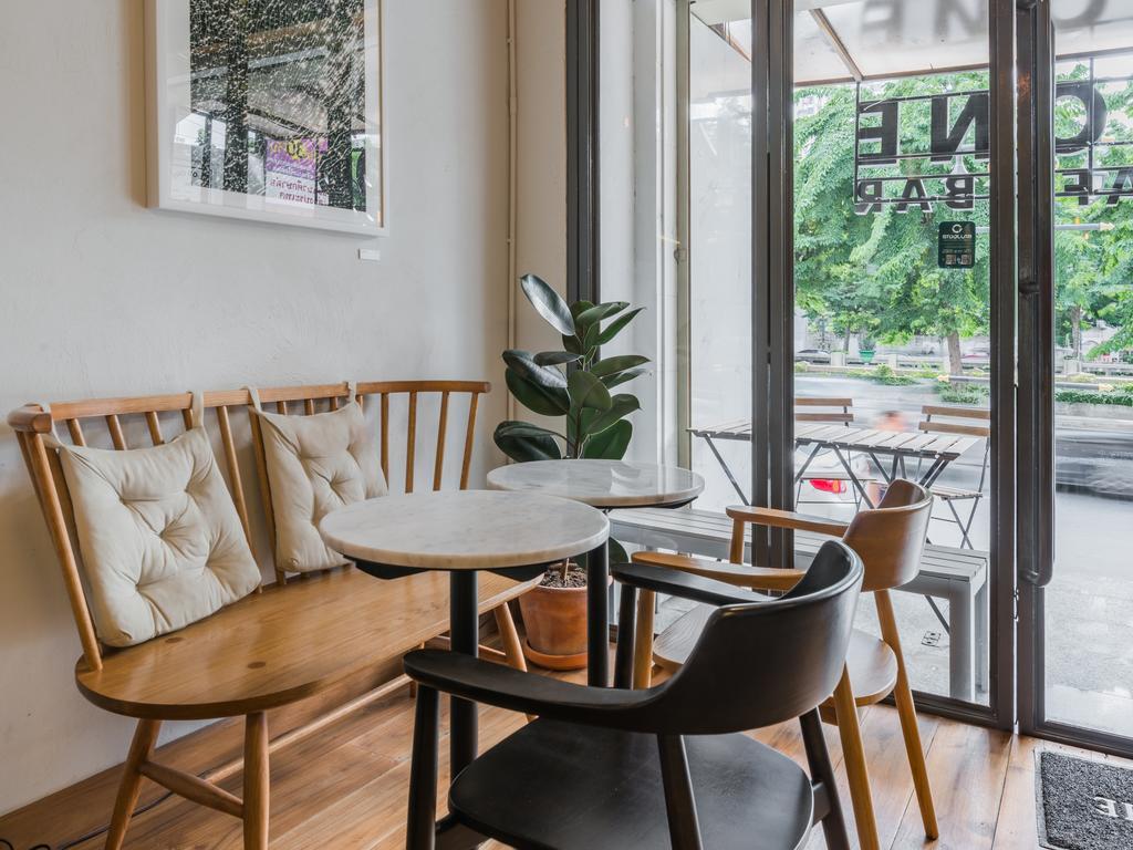 Good One Poshtel & Cafe Bar Hostel Bangkok Bagian luar foto