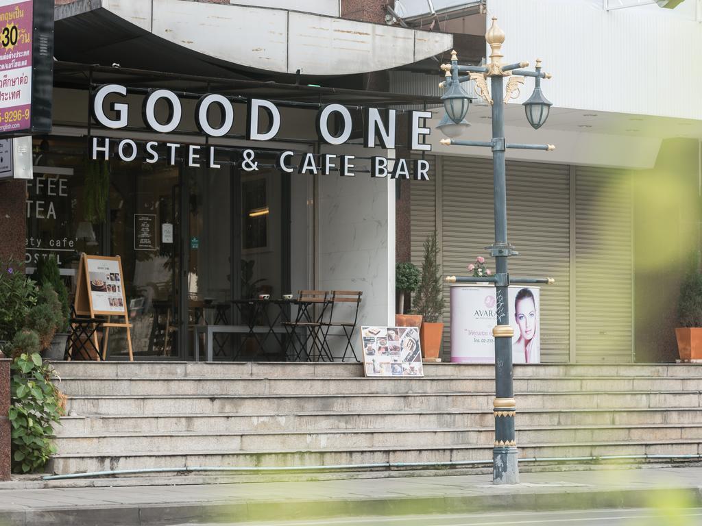 Good One Poshtel & Cafe Bar Hostel Bangkok Bagian luar foto