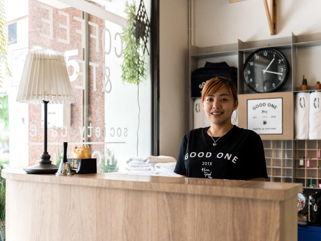 Good One Poshtel & Cafe Bar Hostel Bangkok Bagian luar foto