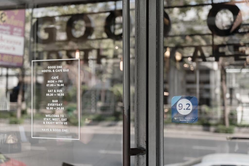 Good One Poshtel & Cafe Bar Hostel Bangkok Bagian luar foto