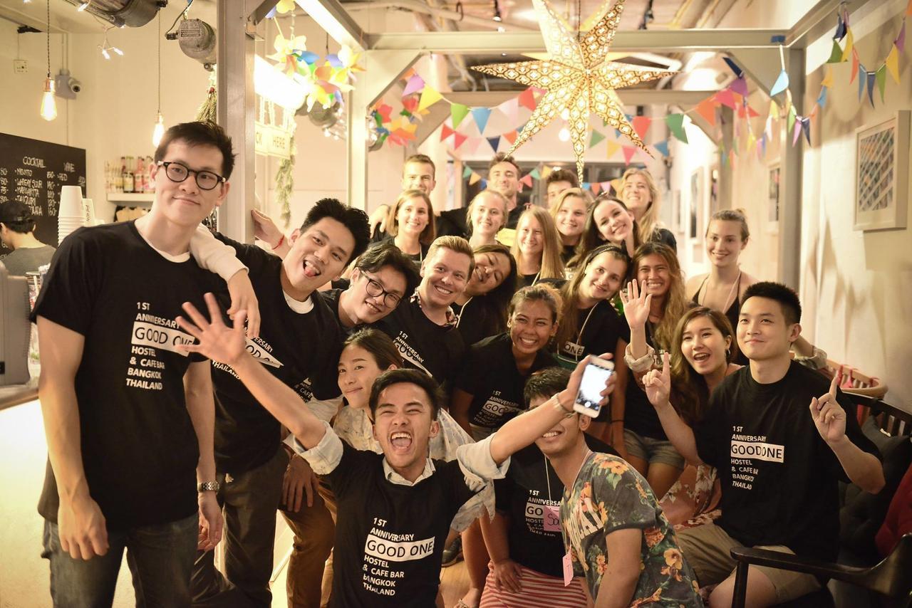 Good One Poshtel & Cafe Bar Hostel Bangkok Bagian luar foto