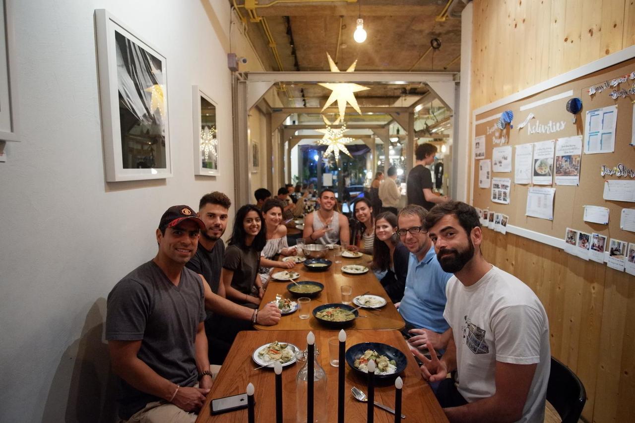 Good One Poshtel & Cafe Bar Hostel Bangkok Bagian luar foto