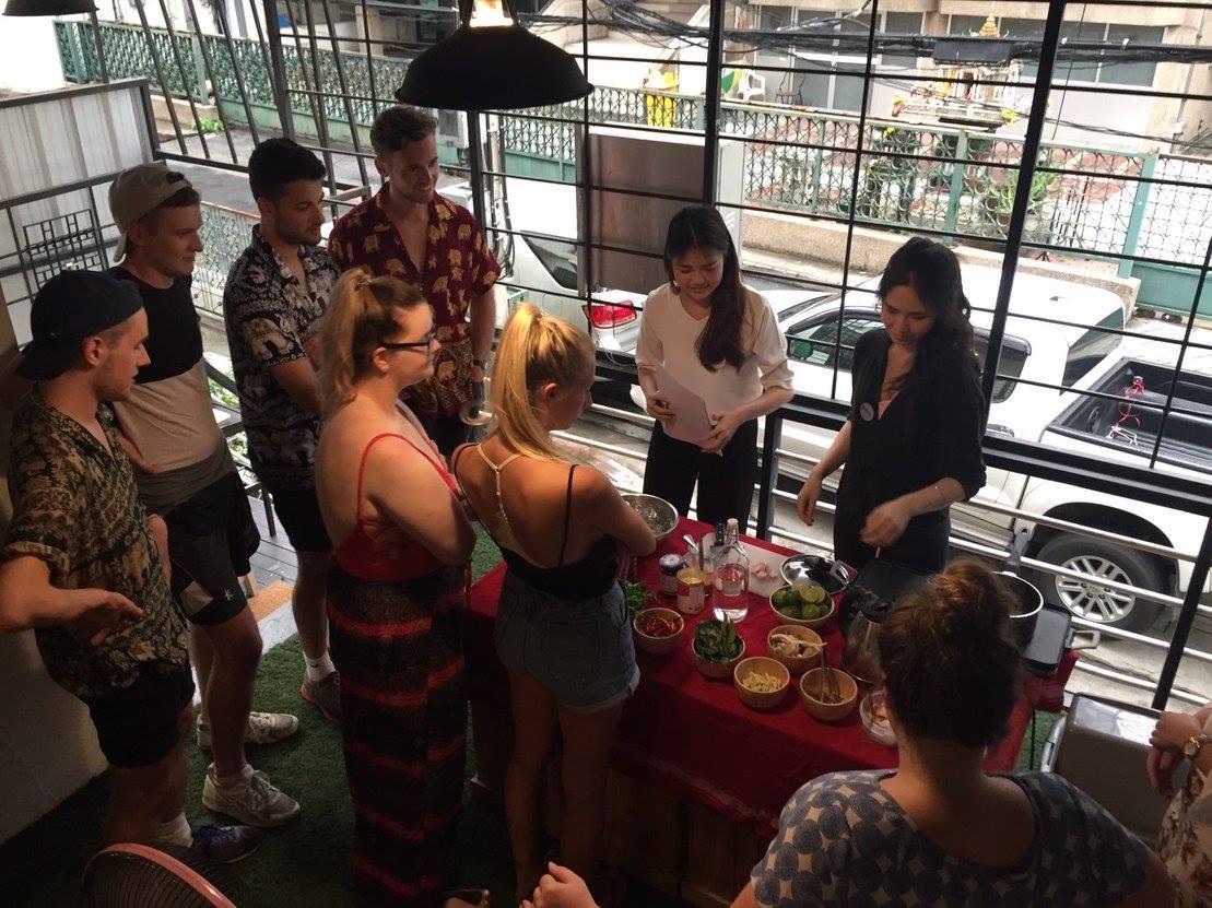Good One Poshtel & Cafe Bar Hostel Bangkok Bagian luar foto