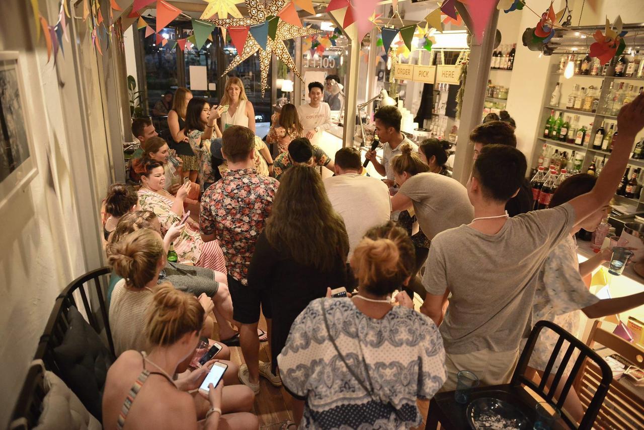Good One Poshtel & Cafe Bar Hostel Bangkok Bagian luar foto