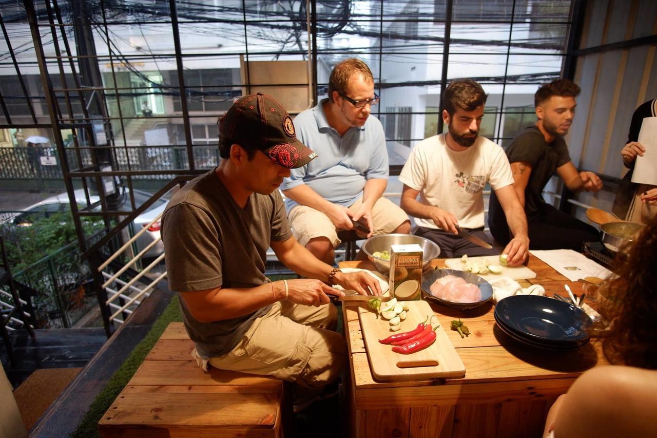 Good One Poshtel & Cafe Bar Hostel Bangkok Bagian luar foto