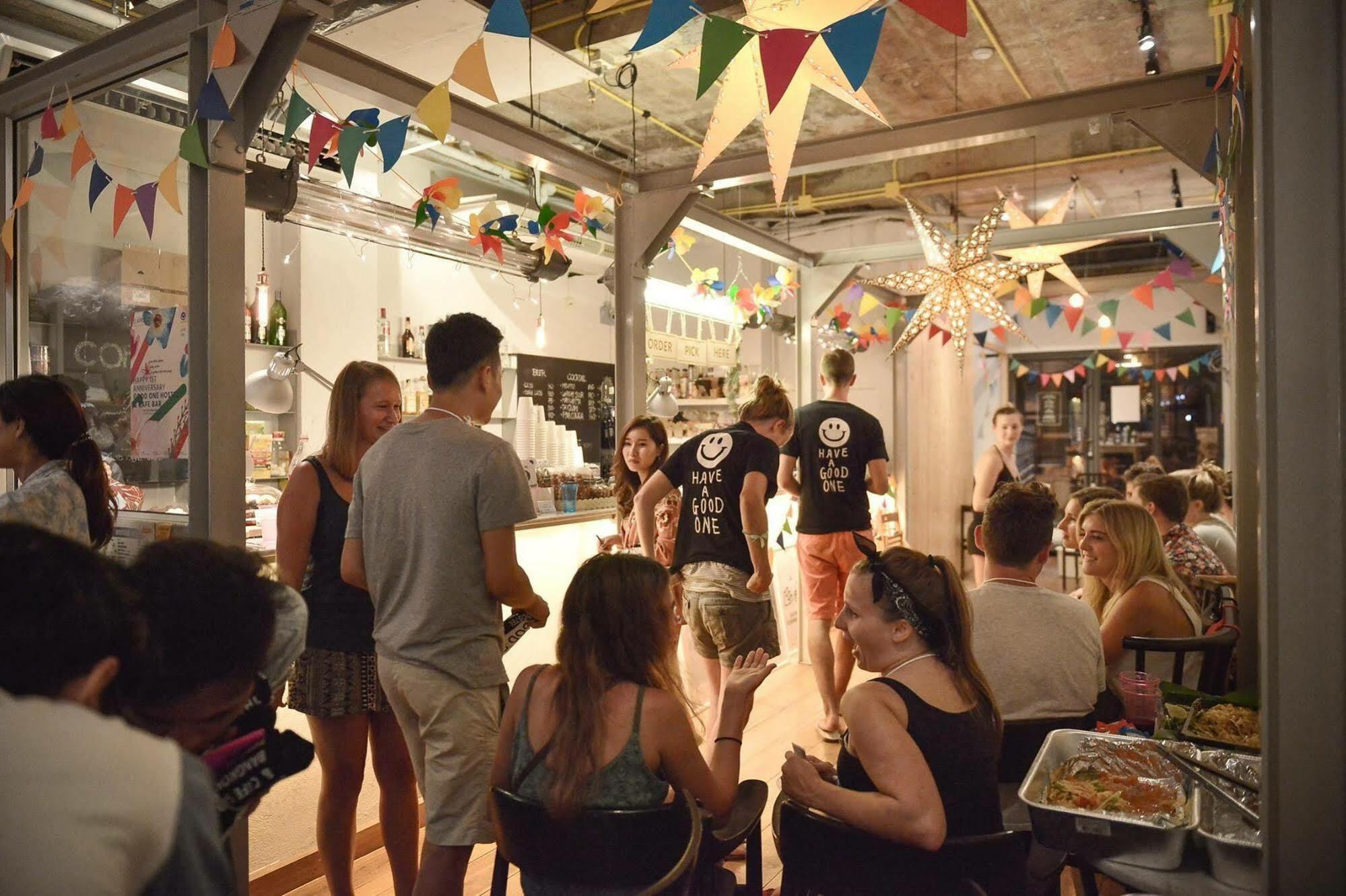 Good One Poshtel & Cafe Bar Hostel Bangkok Bagian luar foto