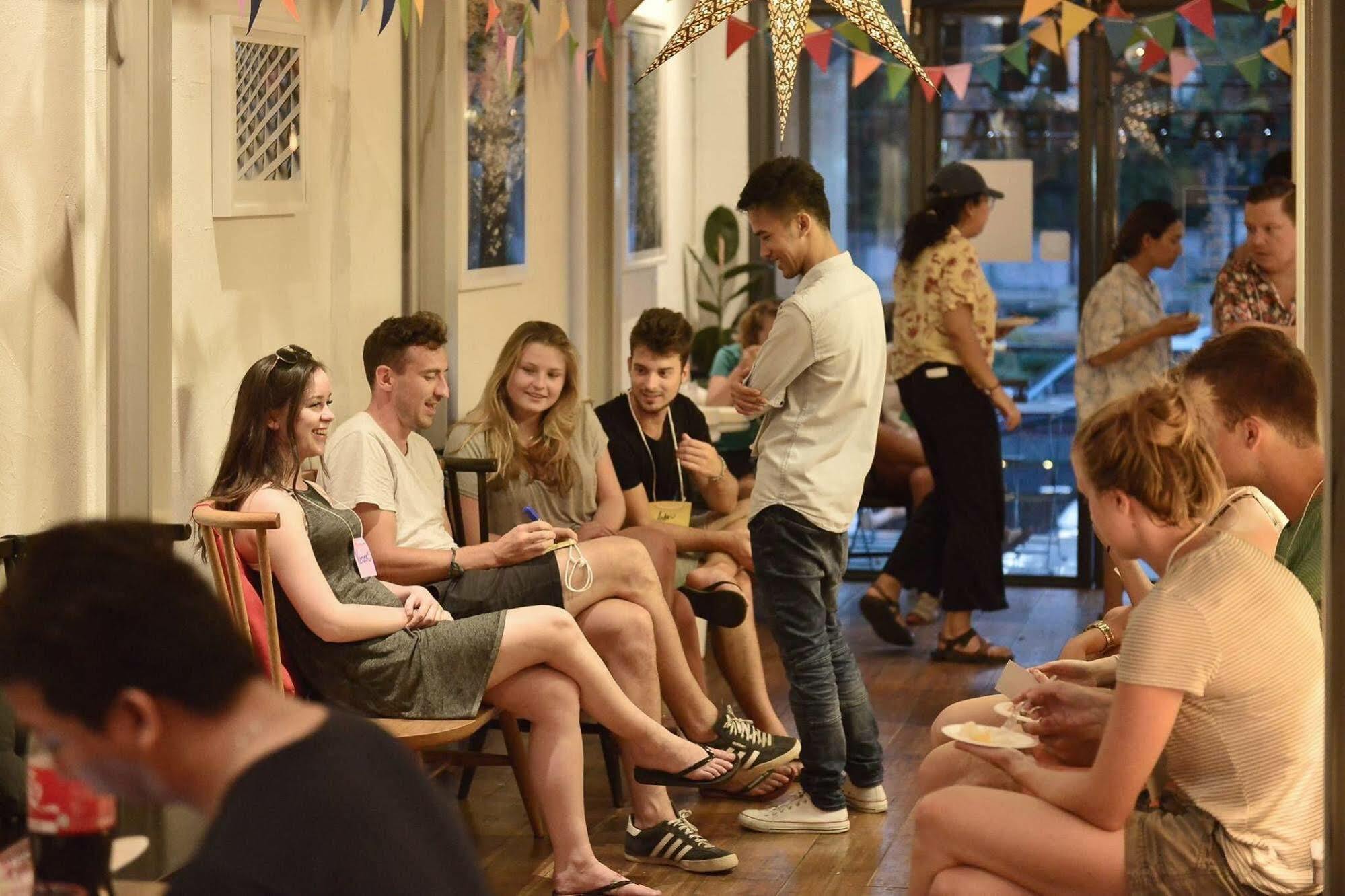 Good One Poshtel & Cafe Bar Hostel Bangkok Bagian luar foto
