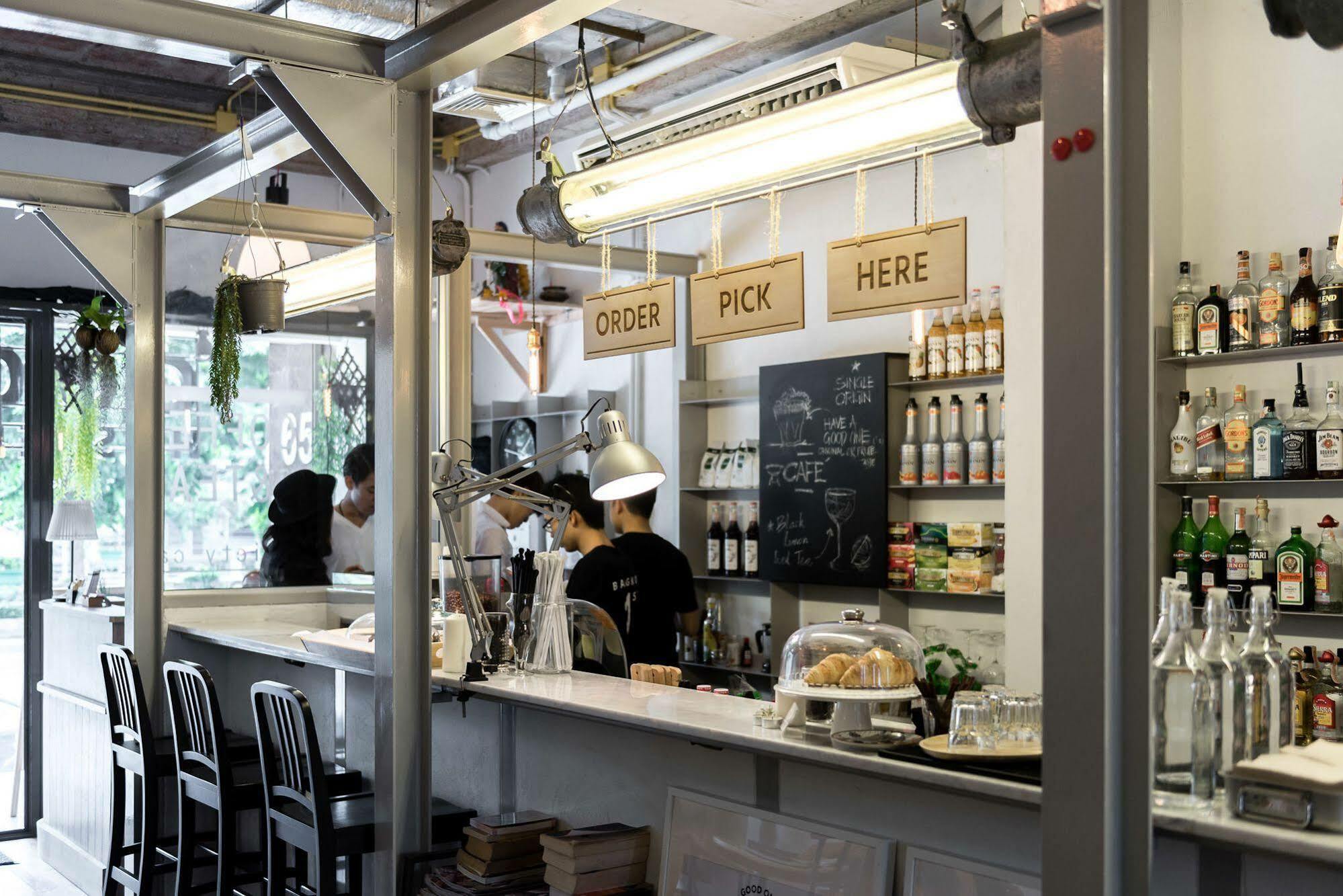 Good One Poshtel & Cafe Bar Hostel Bangkok Bagian luar foto