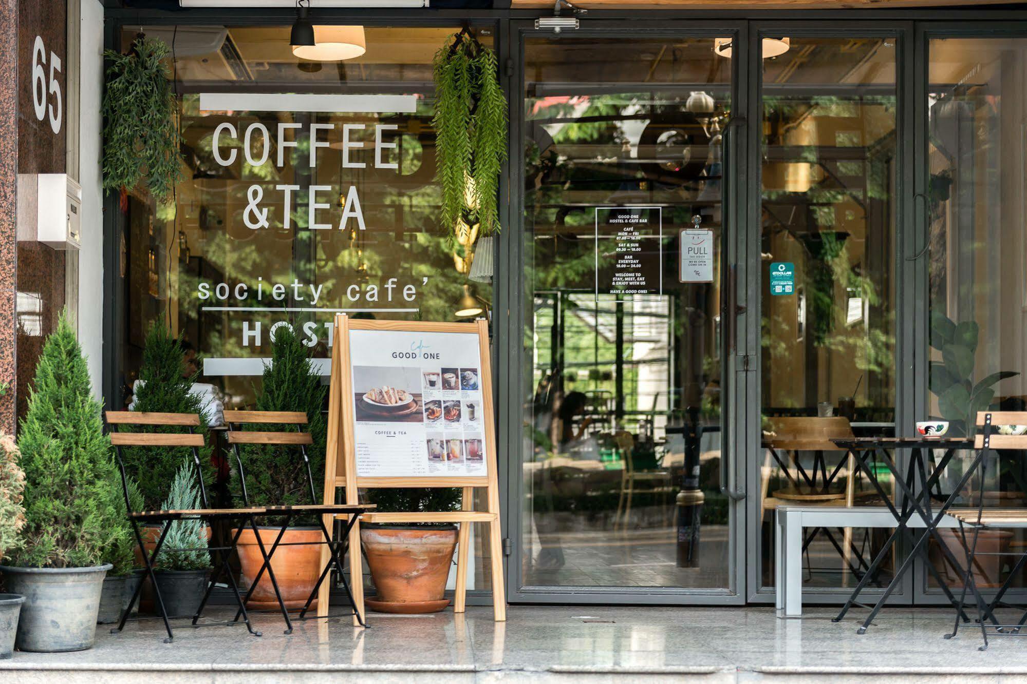 Good One Poshtel & Cafe Bar Hostel Bangkok Bagian luar foto
