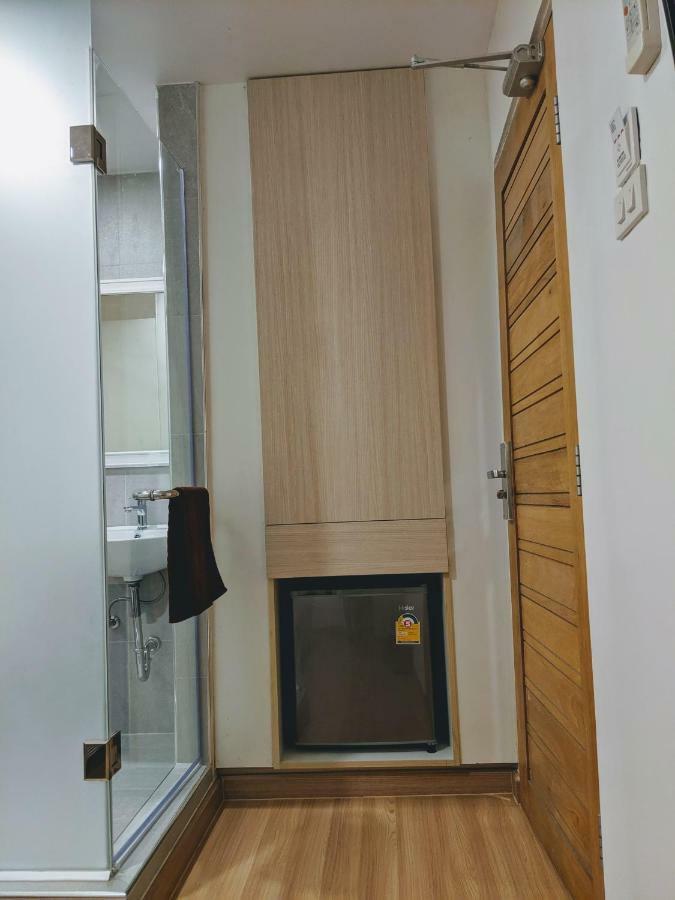 Good One Poshtel & Cafe Bar Hostel Bangkok Bagian luar foto