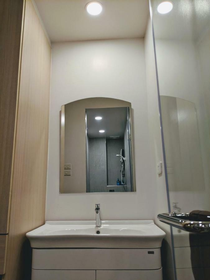 Good One Poshtel & Cafe Bar Hostel Bangkok Bagian luar foto