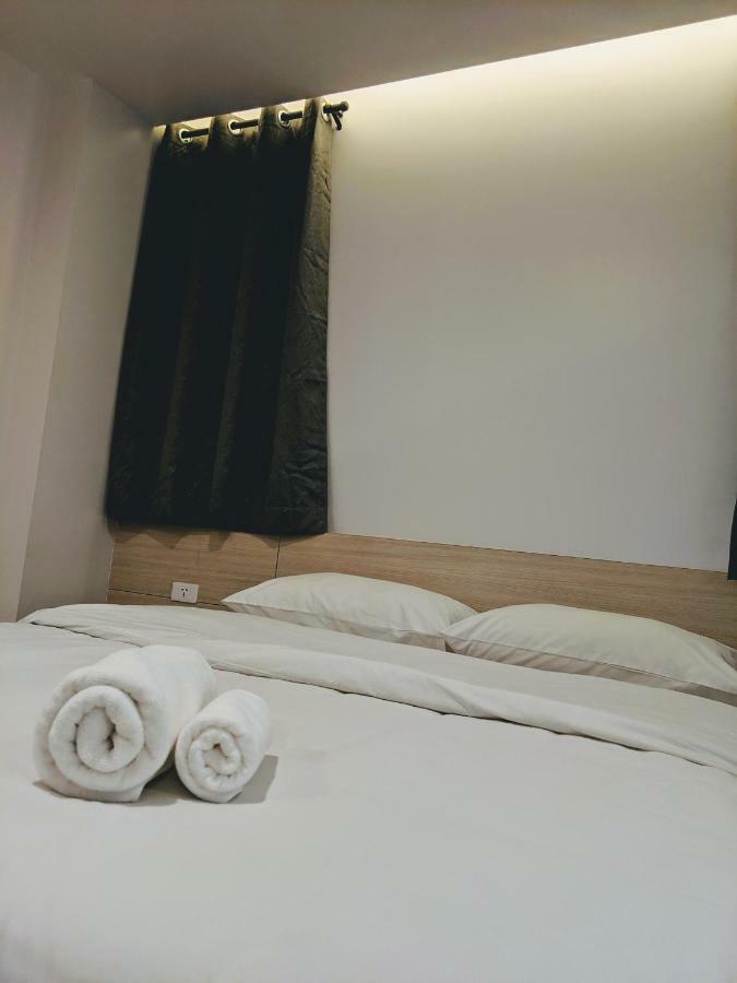 Good One Poshtel & Cafe Bar Hostel Bangkok Bagian luar foto
