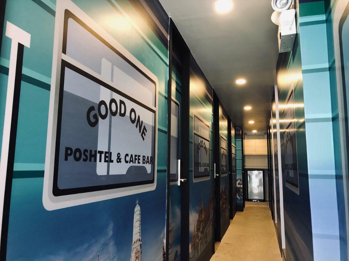 Good One Poshtel & Cafe Bar Hostel Bangkok Bagian luar foto