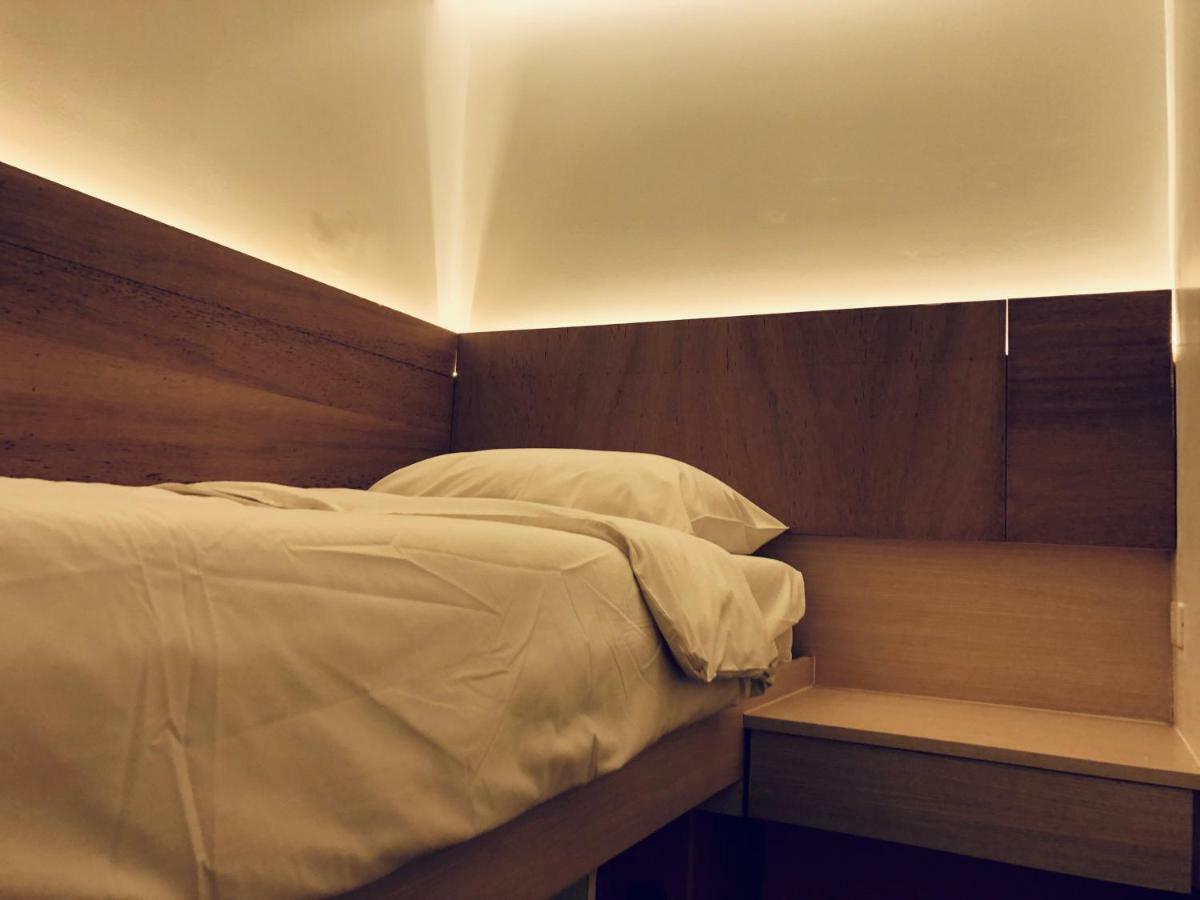 Good One Poshtel & Cafe Bar Hostel Bangkok Bagian luar foto